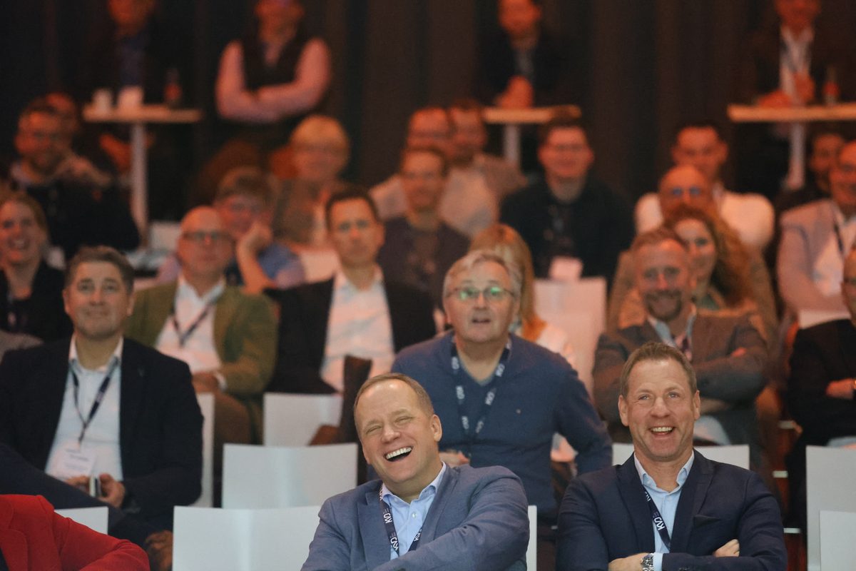Herzlich lachende Zuschauer in den ersten Reihen während einer Keynote von Dr. Jonathan Mall