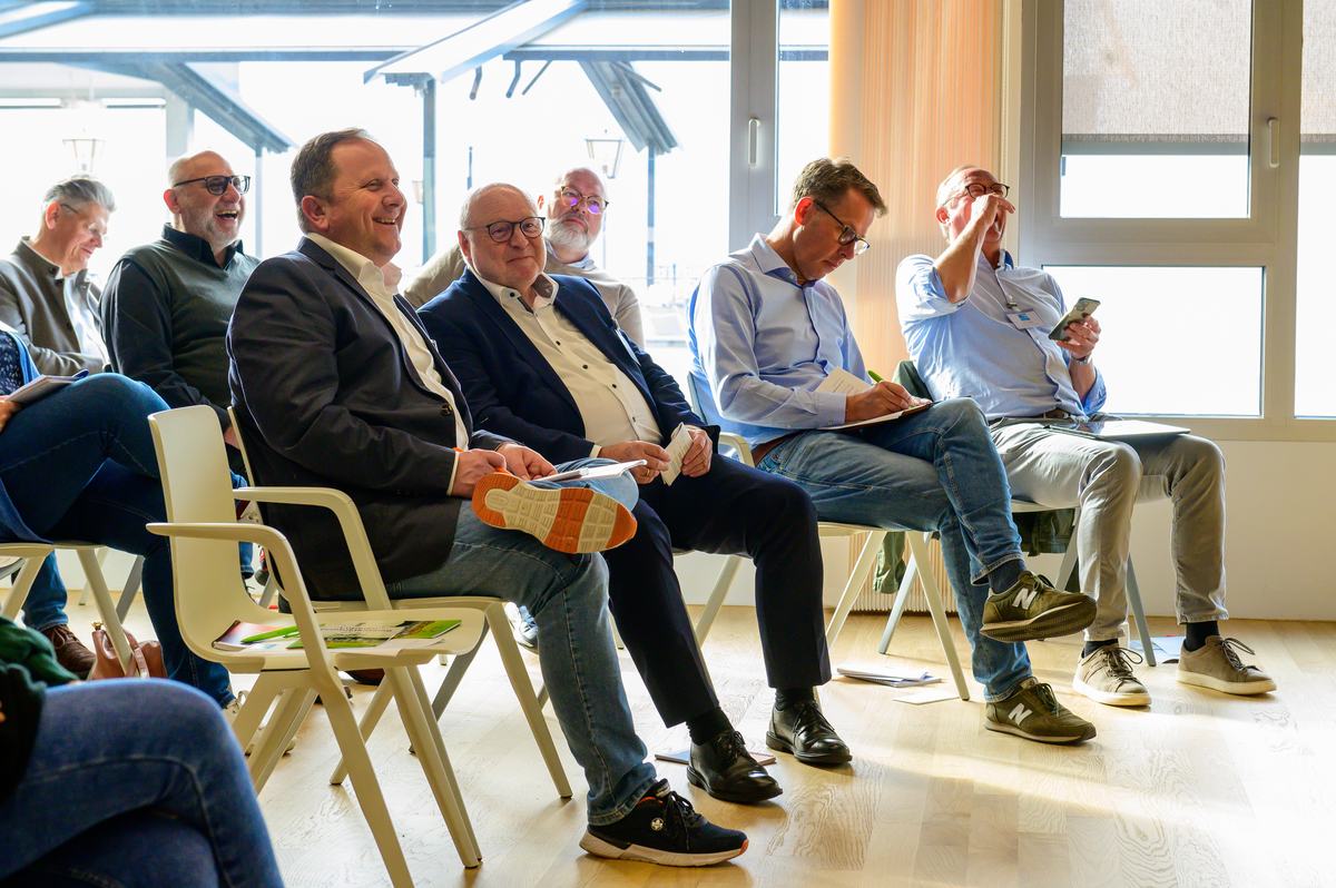 Lachendes Publikum während eines Vortrags von Dr. Jonathan Mall